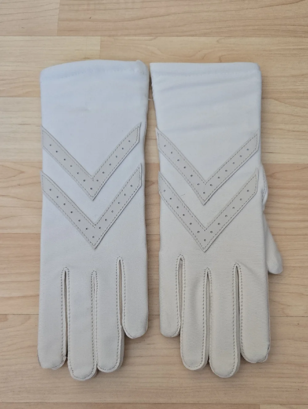 Isotoner Women's Stretch Classic Gloves in Light Cream Knit Lined - Picture 3 of 9